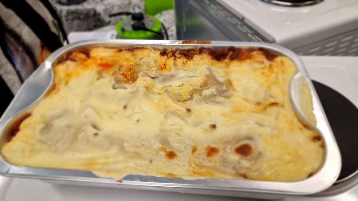LindenCentreTF's tweet photo. KS4 smashed their Food Tech session today! Cooking lasagne from scratch, with excellent guidance from their Food Teacher, Mr Paskin, they chopped, grated, braised, mixed, layered and timed their lasagnes to perfection. Well done guys! https://t.co/N2Axi2OYwx