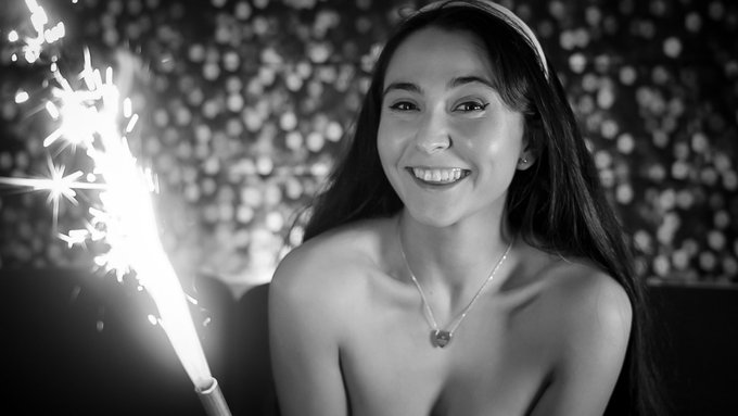 Streaming an hour later today (10pm GMT) So in about 2hours from now :D see you there! 💋 https://t.c
