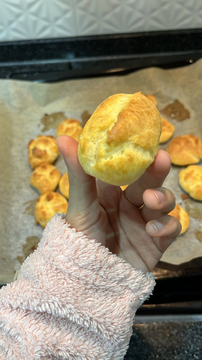 Profiterol yapmak yerine küçük bir somun ekmek yaptım galiba🥹🥖