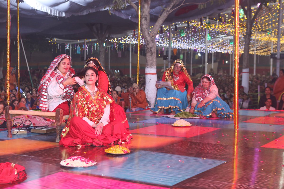 DSSNewsUpdates's tweet photo. Graceful dancers(Alumni) illuminate MSG Bhandara with their rhythmic movements! Have a look!#MSGBhandara #MSGIncarnationDay #DeraSachaSauda https://t.co/1vNr5SMOO0
