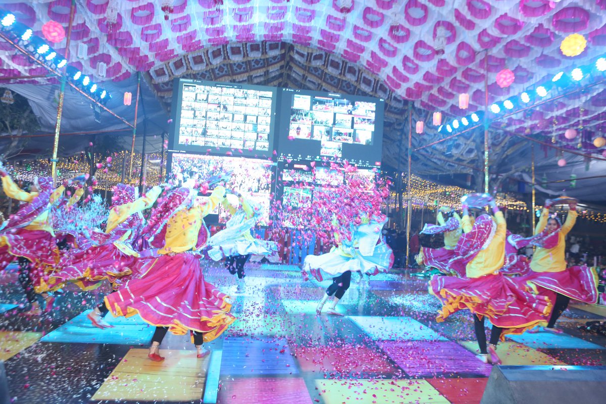 DSSNewsUpdates's tweet photo. Graceful dancers(Alumni) illuminate MSG Bhandara with their rhythmic movements! Have a look!#MSGBhandara #MSGIncarnationDay #DeraSachaSauda https://t.co/1vNr5SMOO0