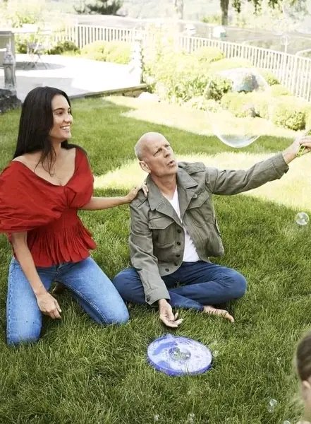 Bruce Willis nos enseño q también podemos morir en vida cuando mueren los recuerdos.
No necesitas dejar d existir para q tu ser s apague, no pierdas tiempo en discusiones ni peleas, acumula l mayor cantidad d momentos bellos, Vive, ama, perdona, rie, abraza y si puedes di TE AMO.