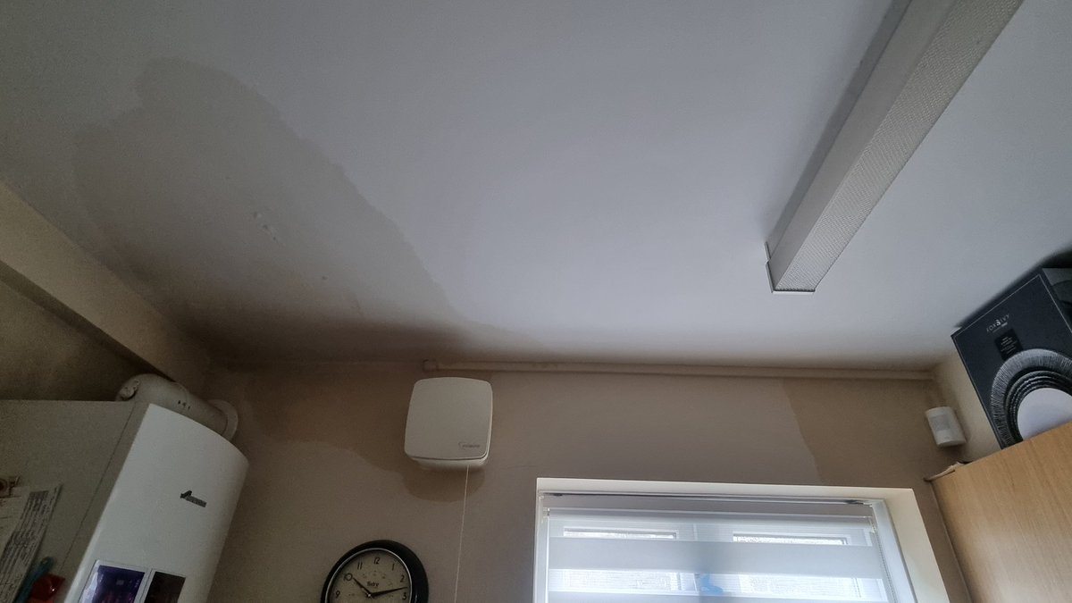Jules_1405's tweet photo. @lbbdcouncil @CllrDRodwell @Margaret4DR on 23/11 I reported this leak. A plumber came and said it's an emergency repair. Today it's nearly doubled and I've still not heard from anybody. A very rude man brushed me off on the phone today.."It's been 4 days, another day won't hurt"! https://t.co/UWgzzGHPwp