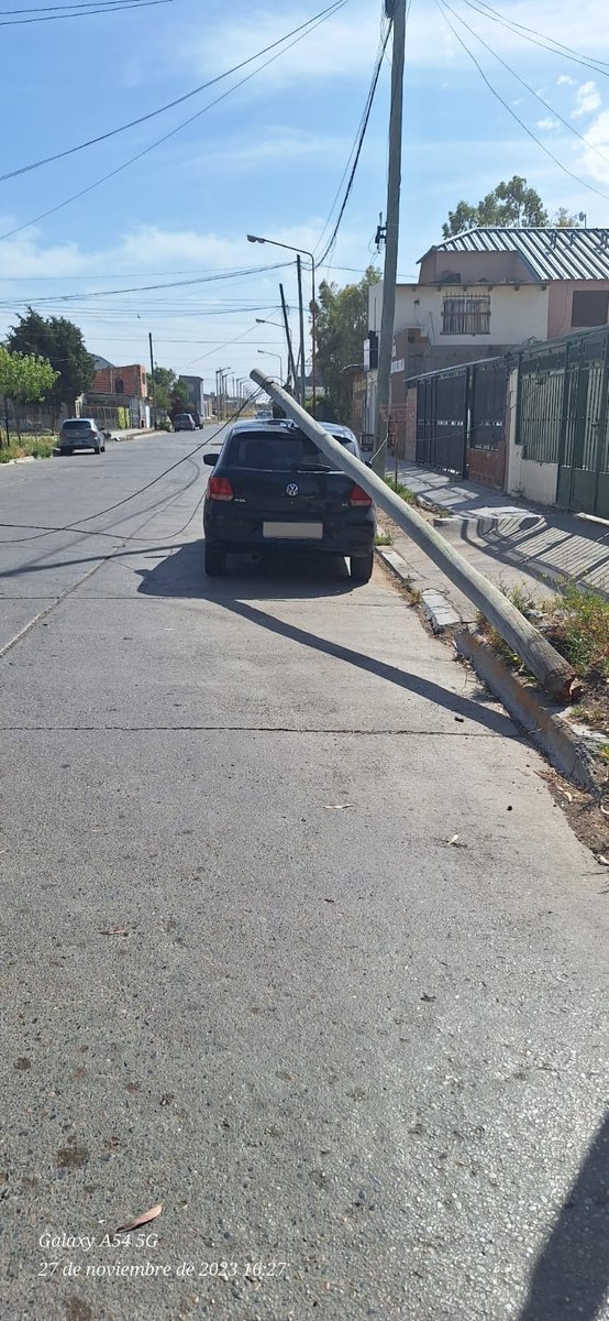ccypctw's tweet photo. ‼️Personal de #GuardiaUrbana realiza tareas preventivas entre calles O. Smith y Tello, ante la caída de un poste de telefónica y riesgo de caída de otros postes. 

➡️Se desvía el tránsito para evitar accidentes https://t.co/5yuZSCrE2M