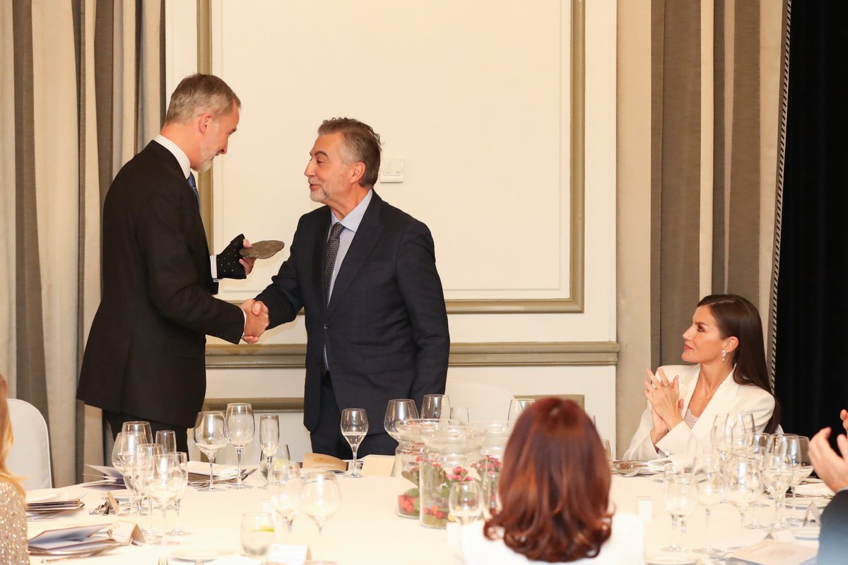 CasaReal's tweet photo. El Rey entrega el Premio de Periodismo "Francisco Cerecedo" a Carlos Alsina. ¡Enhorabuena!

➡️https://t.co/WERCktWY79 https://t.co/dRQOu3AdRt