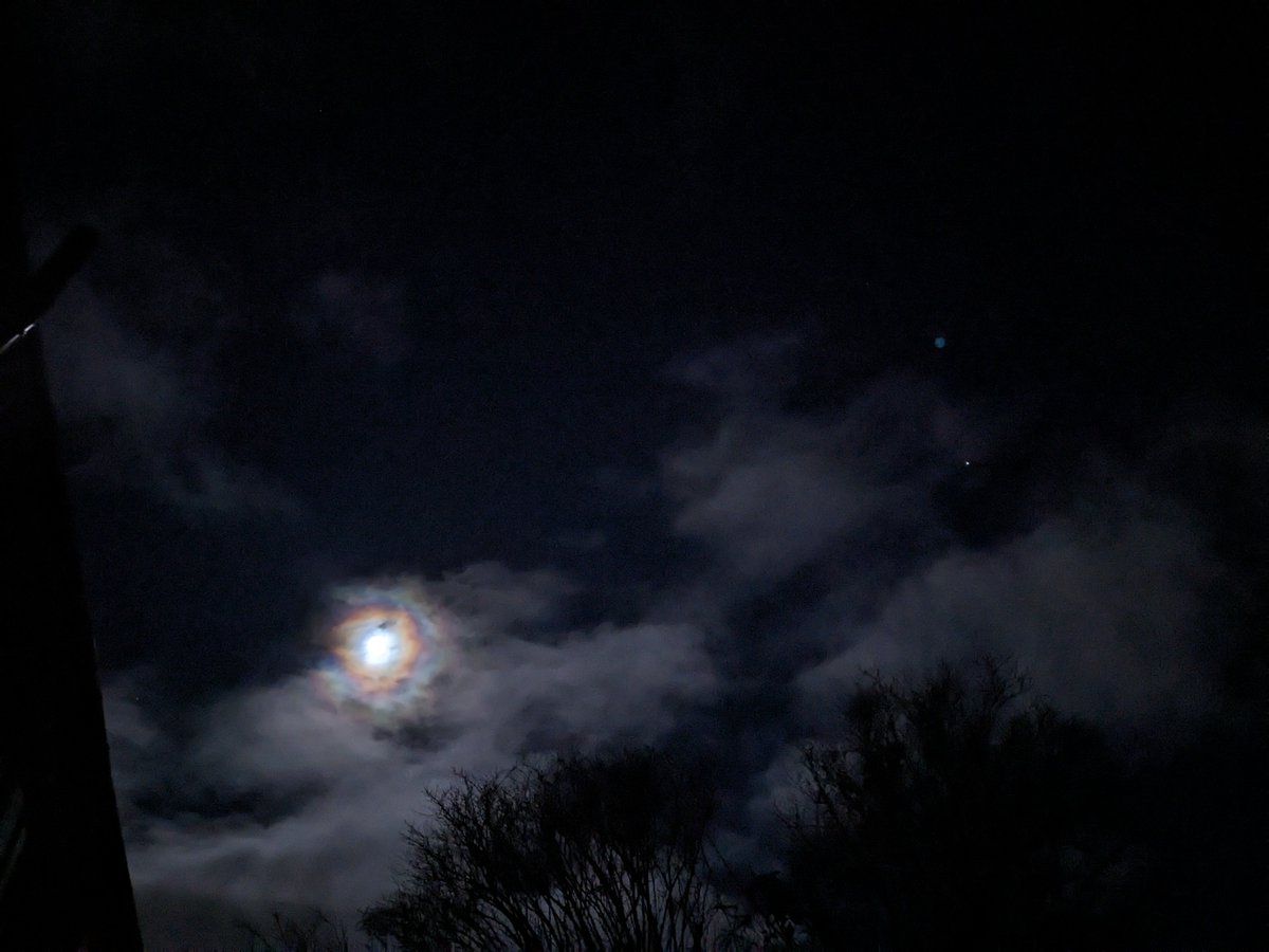 RamblingLu's tweet photo. Another night another moon pic https://t.co/MIpedV9p1t
