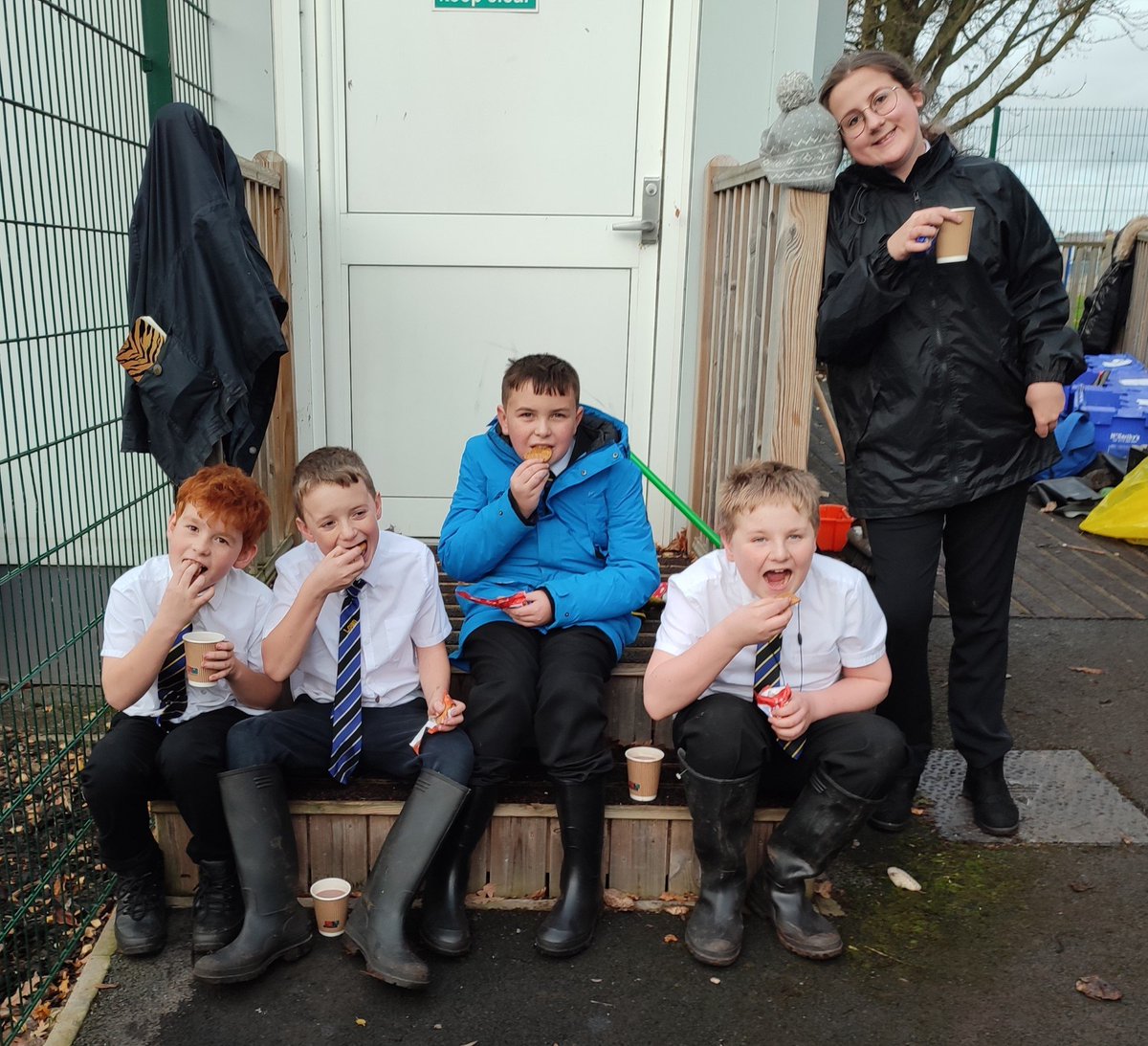 DeLacyAcademy's tweet photo. Week 3 of our Grow Wakefield initiative and our students have planted garlic! They always find time for a hot chocolate and a biscuit! #CommunityEngagement  #allotment #ProjectW #GivingBack https://t.co/5OXeEU4ApK