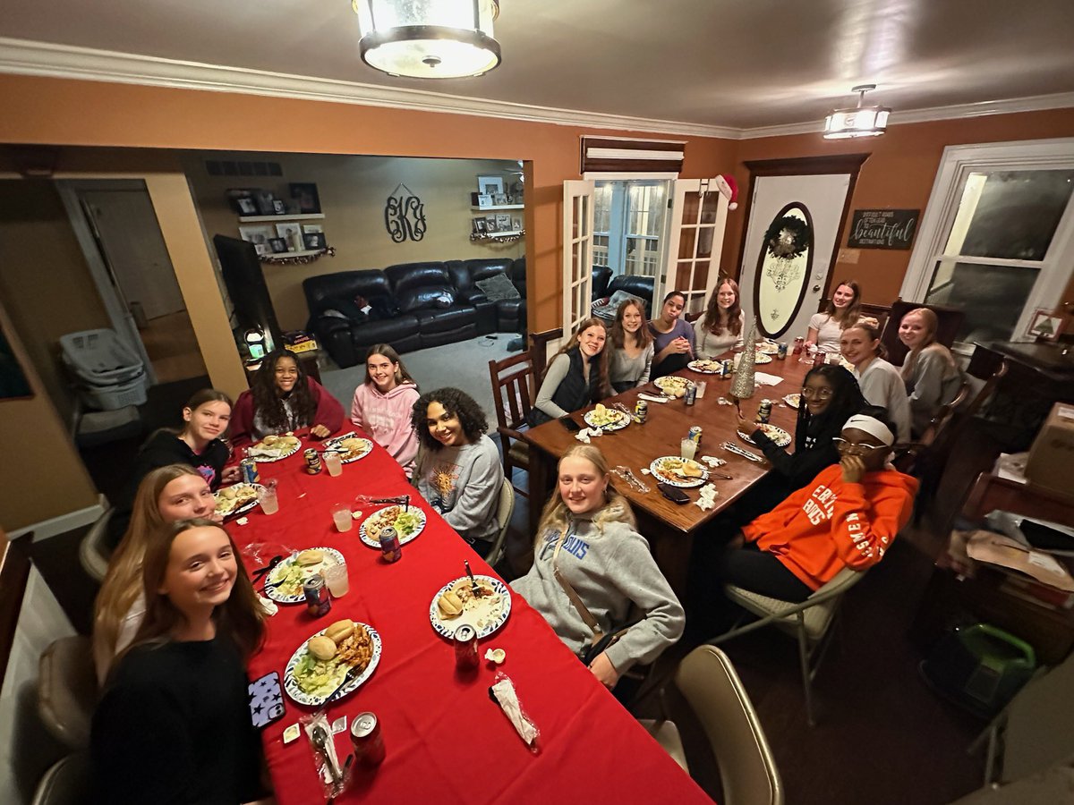 WGHSGirlsBball's tweet photo. A little Sunday night Team Dinner
π₯ π§‘π€π
Good luck to our JV team today as they head to the Northwest Tournament! #wgfamily #uncommon #bringhomeawin @statesmensports https://t.co/gQ709vJ0uU