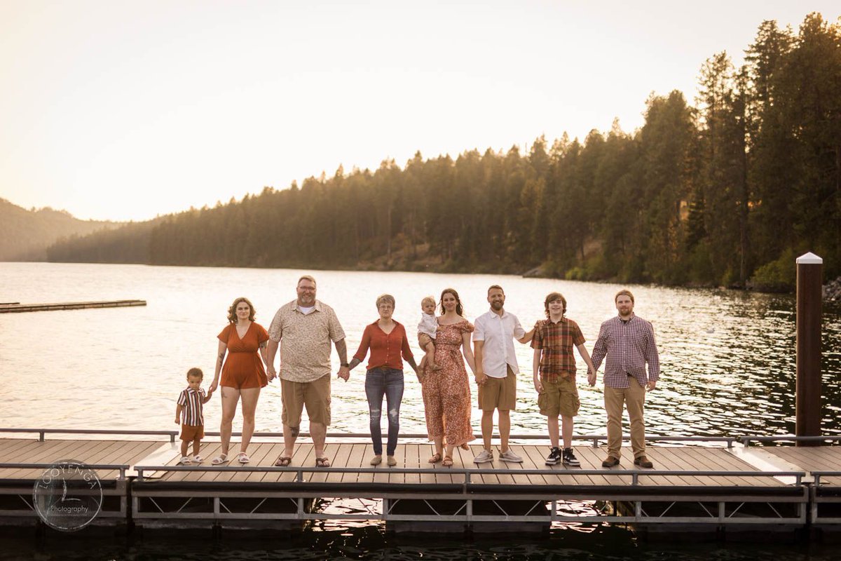 A beautiful moment of the Slovarp family! Perfect spot for creating lasting memories! 🙌bit.ly/3Fsdw9O #familyphoto #familyphotos #familyphotography #famillies #looyengaphotography #spokanefamilyphotographer #spokanephotographer #spokane #spokanefamilyphoto