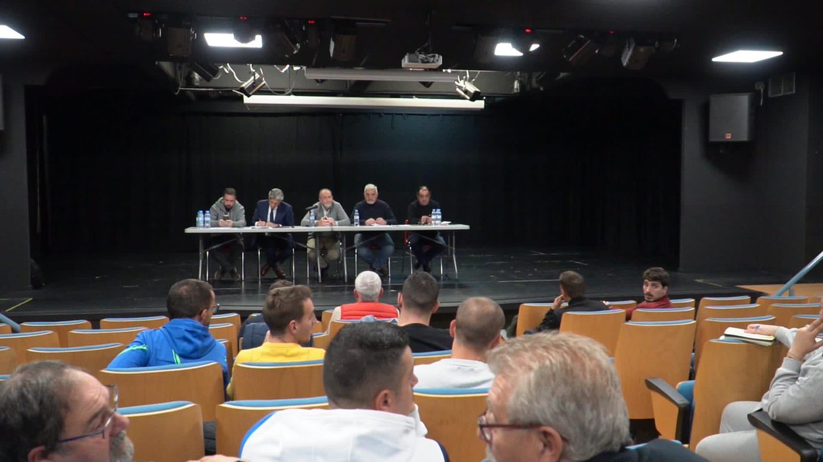 RFFM_oficial's tweet photo. 👋 El presidente @PacoDiezRFFM se ha reunido con los clubes de la delegación de Getafe en el polideportivo Juan de la Cierva https://t.co/vu3vshPuts