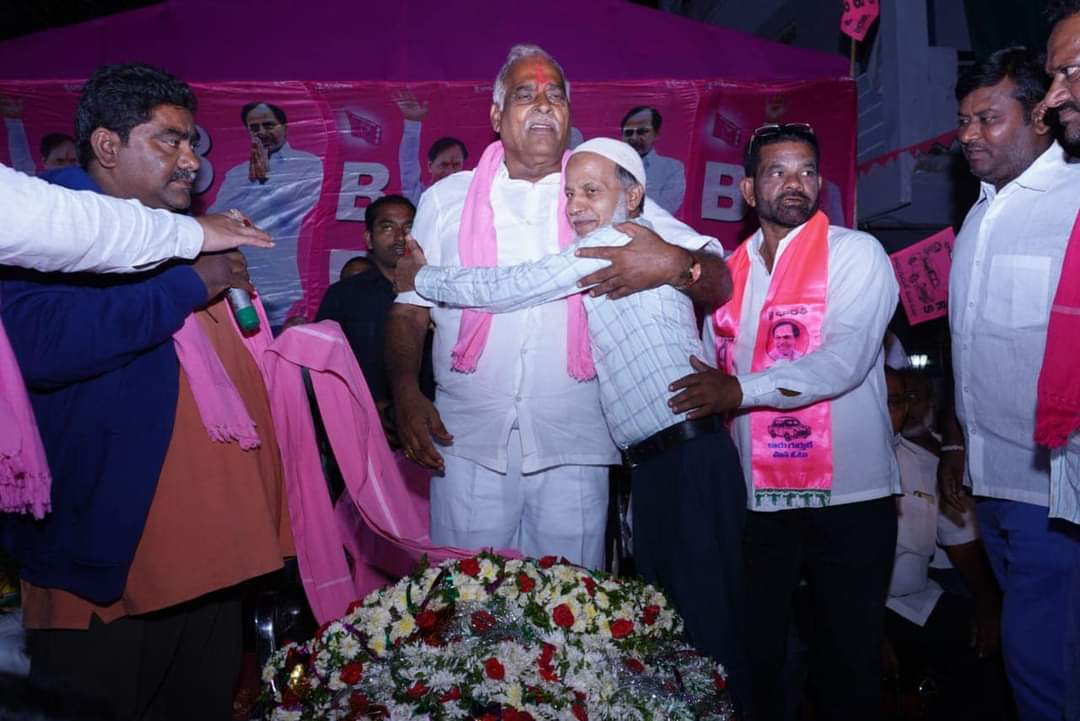 KoneruKonappa's tweet photo. ఎన్నికల ప్రచారంలో భాగంగా కాగజ్ నగర్ పట్టణంలోని తైబా నగర్ లో నిర్వహించిన సమావేశంలో పాల్గొని కారు గుర్తుకు ఓటు వేసి అత్యధిక మెజారిటీతో గెలిపించాలని ప్రజలకు విజ్ఞప్తి చేసిన సిర్పూర్ బీఆర్ఎస్ ఎమ్మెల్యే అభ్యర్థి శ్రీ కోనేరు కోనప్ప గారు

#KCROnceAgain #KonappaOnceAgain #VoteForCar #KoneruKonappa #TelanganaElections2023 #TelanganaElections #Elections #Sirpur #SirpurDevelopment #Telangana

@TelanganaCMO @KTRBRS @BRSparty
