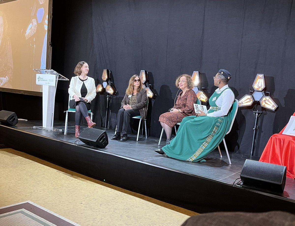 #Dînerdesprotestants une table ronde rassemble quatre femmes protestantes engagées à divers niveaux : Françoise Caron, de l’AFP, Emmanuelle Koré, étudiante en théologie, et la pasteure Jema Taboyan.