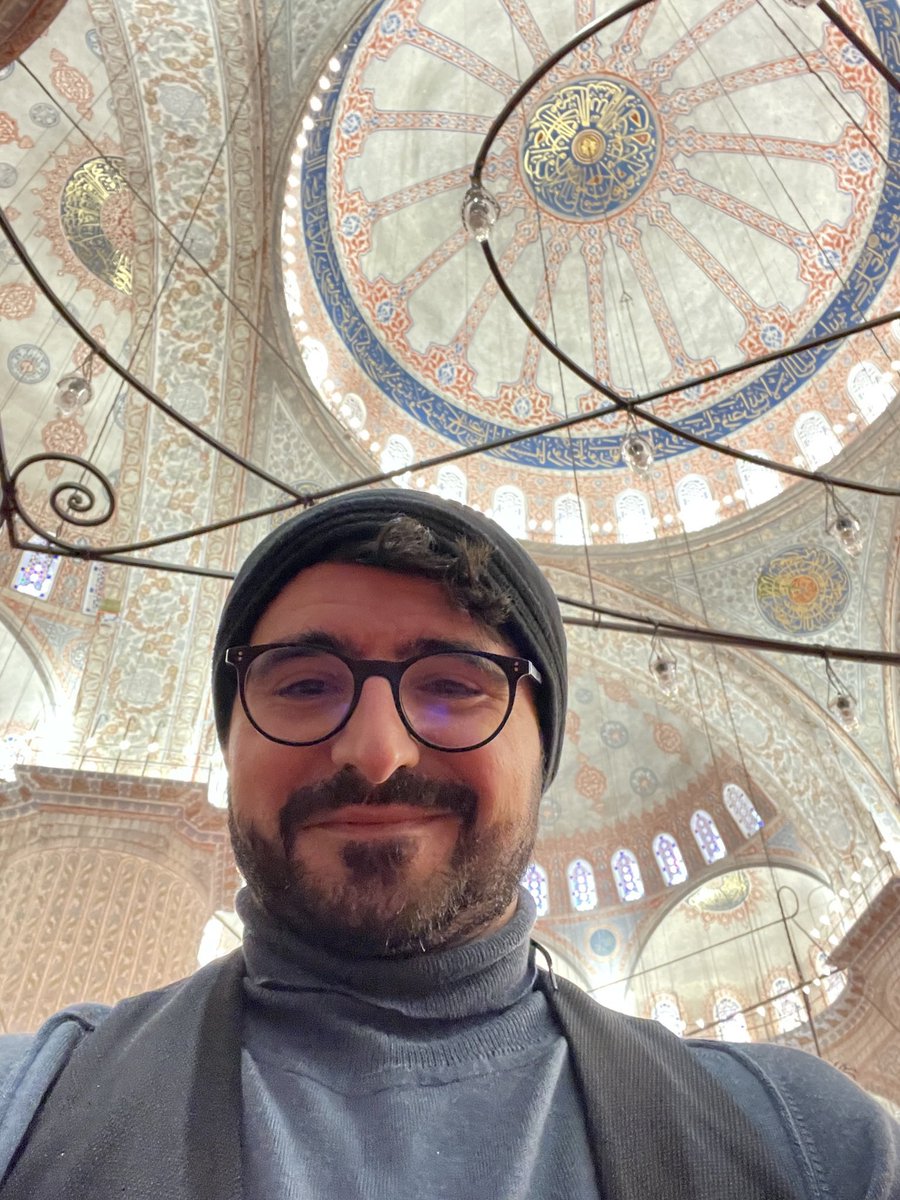 westostPoet's tweet photo. #Istanbul
Vor 8 Tagen war ich das erste Mal in der #Moschee mit meinem Namen: Sultan-#Ahmet-Moschee! Ich blieb über eine Stunde, weil das #Gedicht Zeit in Anspruch nahm… es war eine unfassbar schöne Erfahrung… segne #Allah die #Stifter und #Erbauer. Sie haben mein Herz erbaut. https://t.co/EUoh1U4BBY