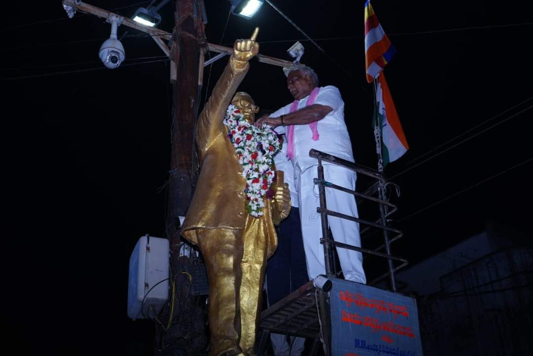 KoneruKonappa's tweet photo. ఎన్నికల ప్రచారంలో భాగంగా కాగజ్ నగర్ పట్టణంలోని తిరందాస్ బస్తీలో నిర్వహించిన సమావేశంలో పాల్గొని కారు గుర్తుకు ఓటు వేసి అత్యధిక మెజారిటీతో గెలిపించాలని ప్రజలకు విజ్ఞప్తి చేసిన సిర్పూర్ బీఆర్ఎస్ ఎమ్మెల్యే అభ్యర్థి శ్రీ కోనేరు కోనప్ప గారు

#KCROnceAgain #KonappaOnceAgain #VoteForCar #KoneruKonappa #TelanganaElections2023 #TelanganaElections #Elections #Sirpur #SirpurDevelopment #Telangana 

@TelanganaCMO @KTRBRS @BRSparty
