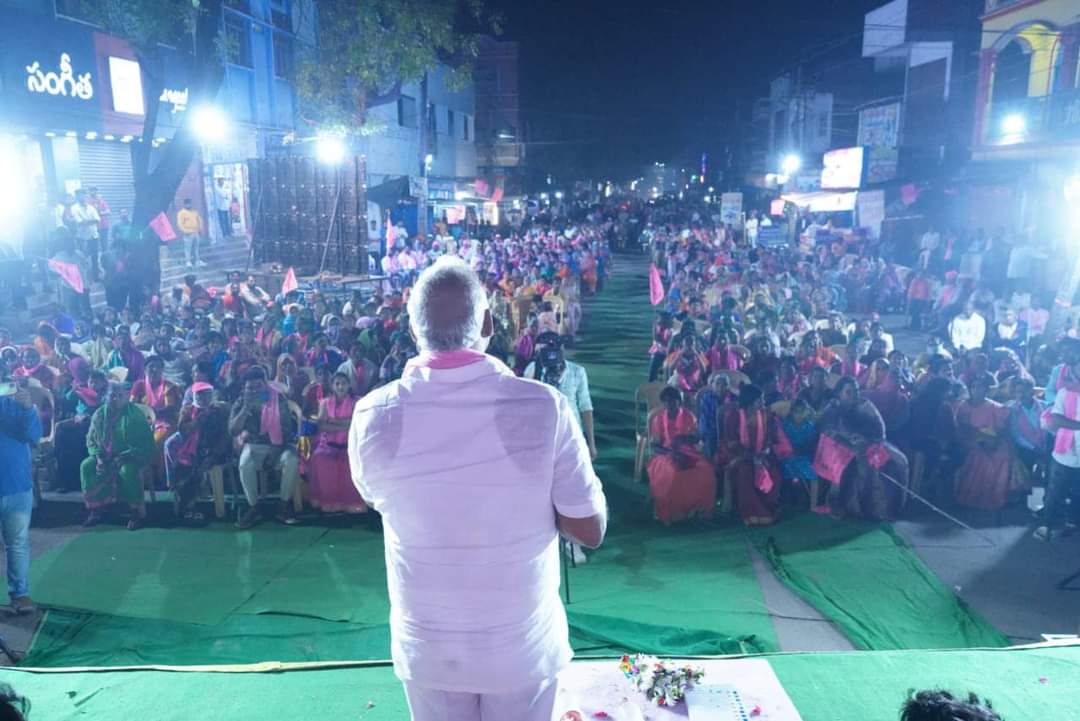 KoneruKonappa's tweet photo. ఎన్నికల ప్రచారంలో భాగంగా కాగజ్ నగర్ పట్టణంలోని తిరందాస్ బస్తీలో నిర్వహించిన సమావేశంలో పాల్గొని కారు గుర్తుకు ఓటు వేసి అత్యధిక మెజారిటీతో గెలిపించాలని ప్రజలకు విజ్ఞప్తి చేసిన సిర్పూర్ బీఆర్ఎస్ ఎమ్మెల్యే అభ్యర్థి శ్రీ కోనేరు కోనప్ప గారు

#KCROnceAgain #KonappaOnceAgain #VoteForCar #KoneruKonappa #TelanganaElections2023 #TelanganaElections #Elections #Sirpur #SirpurDevelopment #Telangana 

@TelanganaCMO @KTRBRS @BRSparty