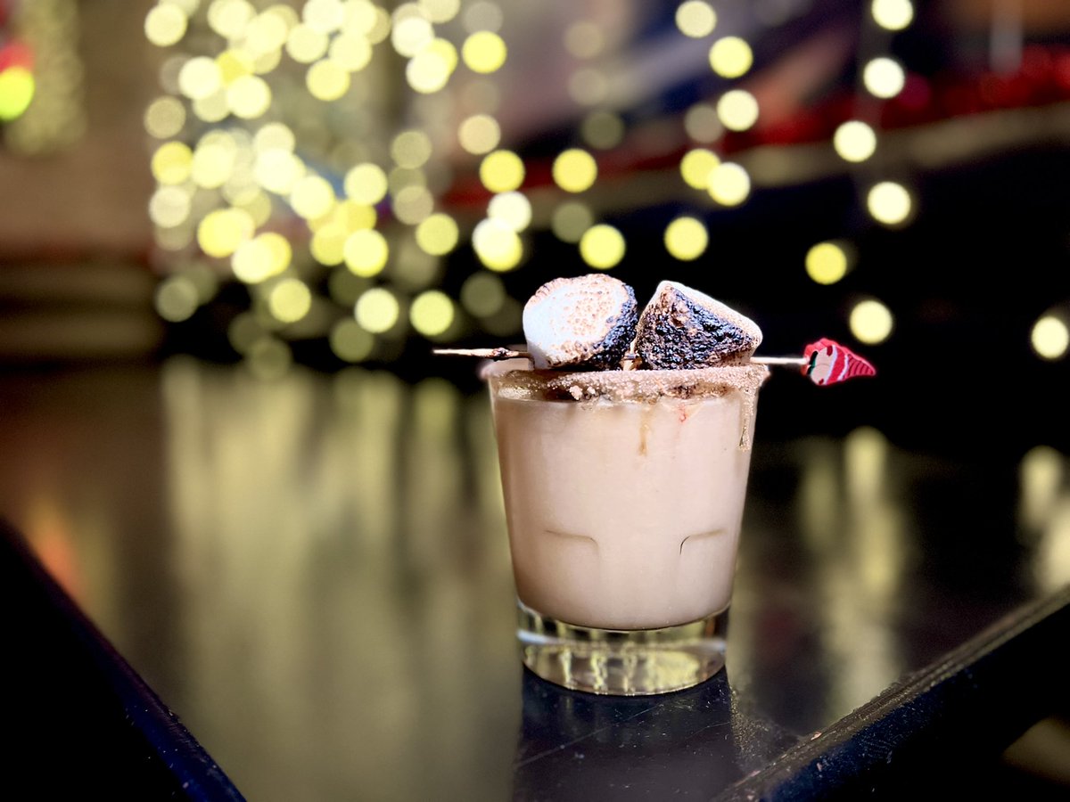 It’s a perfect night to warm up with our Campfire Bliss Cocktail made with Jim Beam vanilla, Baileys s’mores, toasted marshmallow syrup, &amp; chocolate bitters. Rock in the holidays at our Christmas Pop-Up “Miracle on Peoria St.” in the West Loop. Reserve: opentable.com/restaurant/pro…