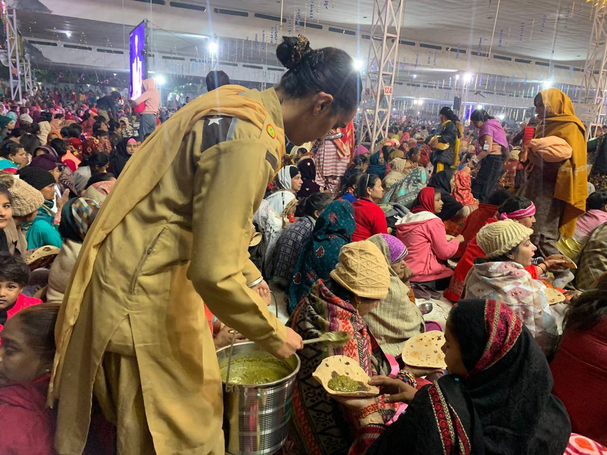 DSSNewsUpdates's tweet photo. The heart and hands of volunteers behind the enthusiastic Prasad distribution, are true bearers of blessings! #MSGBhandara #MSGIncarnationDay #DeraSachaSauda https://t.co/JKEDGc5Wnr