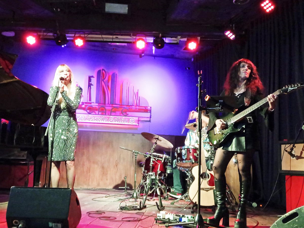 Anoche en el cierre de la gira de <a href="/ElisaRego/">Elisa Rego Music</a>
Gracias a toda la gente que copo Cafe Berlin de Madrid y nos acompaño en cada ciudad que visitamos.