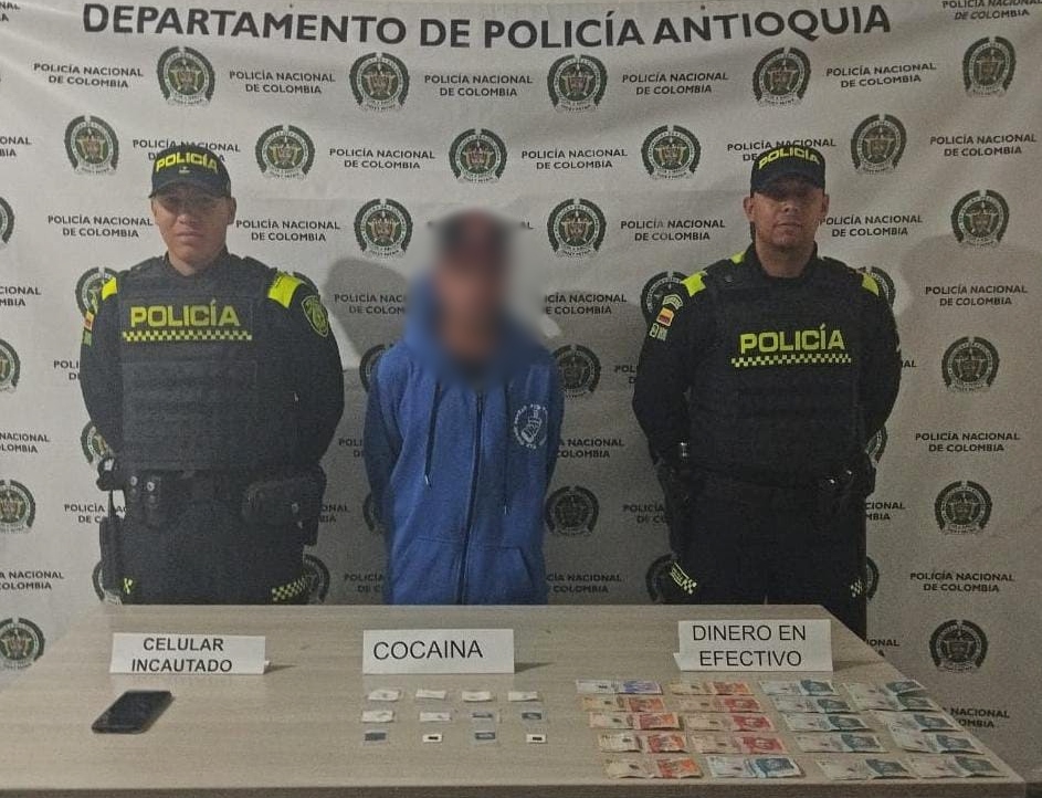 En el municipio de #Sonsón fue capturado un hombre de 35 años, por el delito de Tráfico, fabricación o porte de estupefacientes, se halló en su poder 20 gramos de base de coca y dinero en efectivo. #PlanChoque360