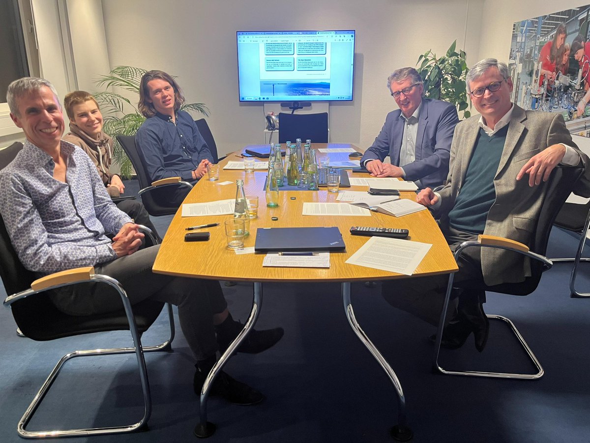 P4FBonn's tweet photo. 🆕‼️Wir P4F Bonn und #FFF @BonnFuture hatten heute mit der @IHK_Bonn einen produktiven Austausch in guter Gesprächsatmosphäre: Themen: IHK-Nachhaltigkeitsreport und #Verkehrswende in #Bonn. Eine Fortsetzung des Austauschs ist für alle Beteiligten denkbar. 👌🏼 #Mobilitätswende https://t.co/sZVDZdbJ58