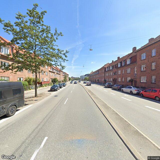 KjaAnd's tweet photo. Min lokale hadevej gentænkt uden biler 🌳

Personbilisme kan være nødvendig, men det er vigtigt at holde sig for øje, hvad den koster, når det kommer til klima, miljø, byliv og livskvalitet. https://t.co/TG4aD92Dm4