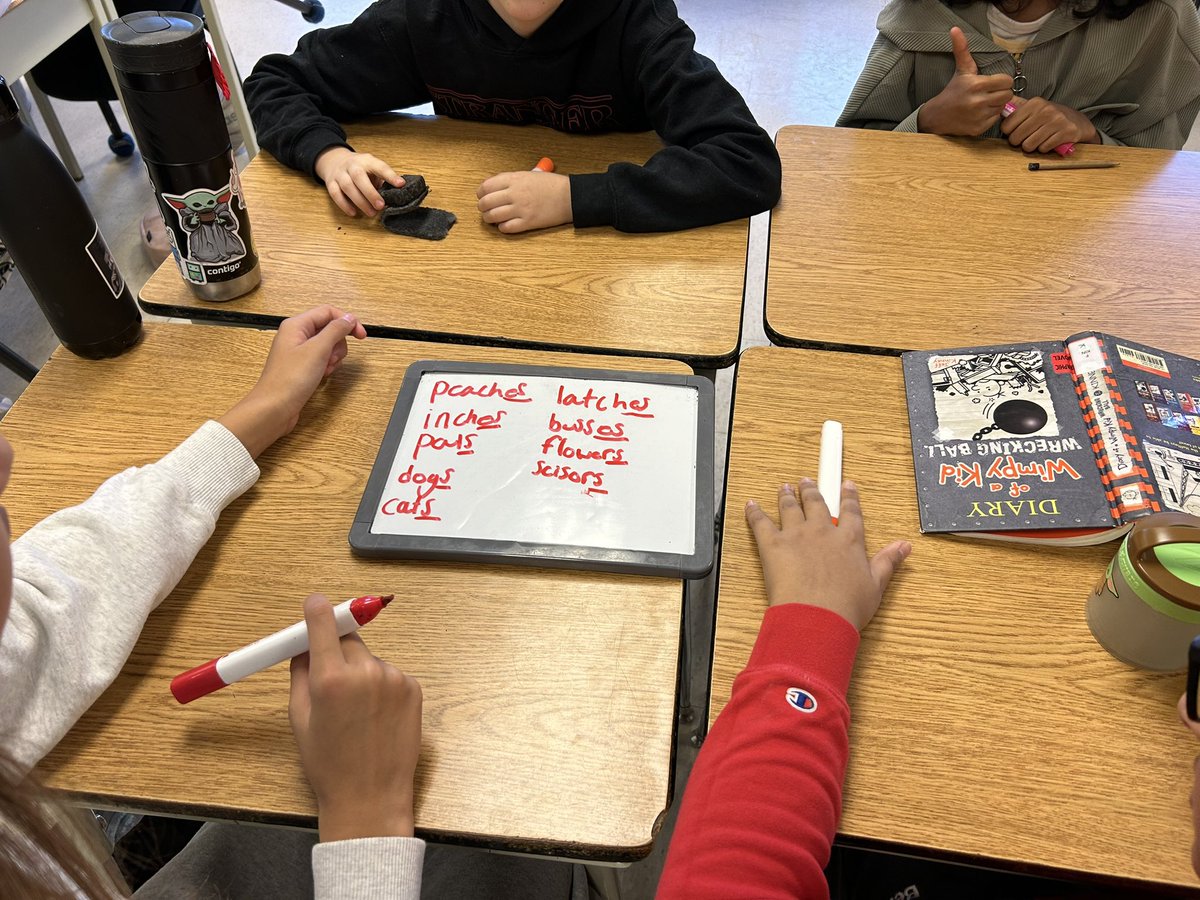 MsBowyersClass's tweet photo. Today we started some morphology work! We started with the suffix -s or -es to make a word plural. We did some work together and then students brainstormed as many words as they could that use this suffix. @GlenDhuPS https://t.co/yb50ICnztW