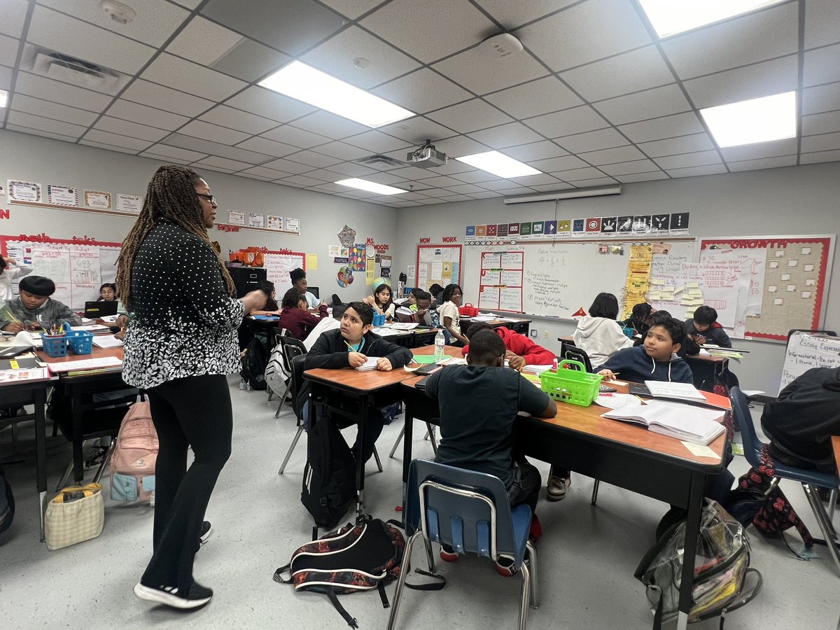 #MCL Ms. Woods @JonesES_AISD engages students with immediate #PBIS creating an effective learning environment 🎉#AldineOC @AldineISD @drgoffney @OOT_AldineISD @adbustil @GabySierraEdu @silviascheirman