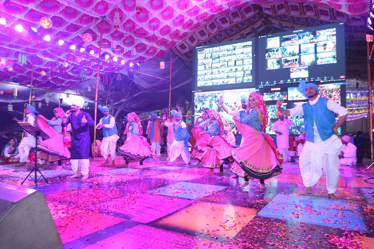 DSSNewsUpdates's tweet photo. Each dance performance at MSG Bhandara tells a story of culture, devotion, and celebration of spirituality.#MSGBhandara #MSGIncarnationDay #DeraSachaSauda https://t.co/d82qy8QA8m