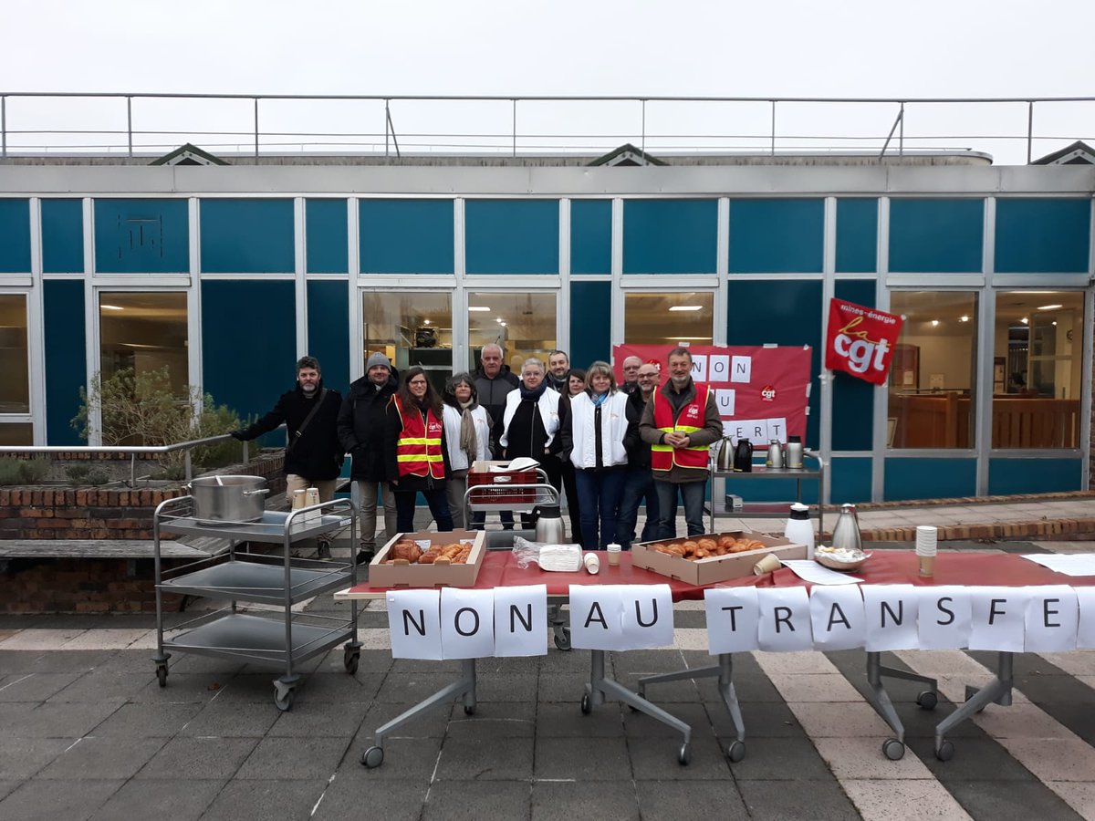 BitterBenjamin1's tweet photo. A Moret, au Centre de Recherche #EDF des Renardières, les personnels de la restauration sont en grève depuis plusieurs jours soutenus par les sections locales #CGT et SUD. Ils dénoncent la volonté de la direction d'EDF de transférer au privé la restauration méridienne. https://t.co/LuhHXo04s1