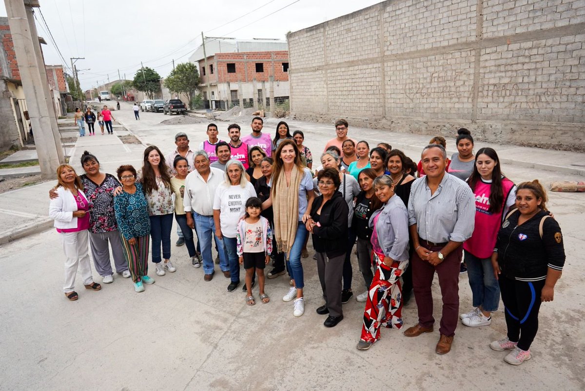 PrensaBettina's tweet photo. La intendenta, Bettina Romero, recorrió el avance de las obras, que mejoran la calidad de vida de más de 350 familias del barrio La Cerámica. Se trata de trabajos de agua, cloaca, iluminación, pavimento y un paseo recreativo. Es un barrio que cuenta con 25 años de antigüedad. https://t.co/JYMlCsYU1N