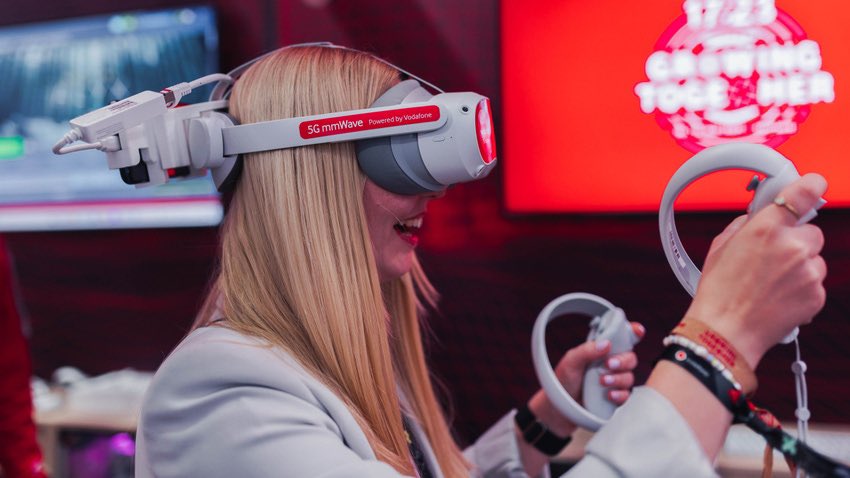 XwapLatam's tweet photo. Vodafone permitirá hacer streaming desde el metaverso 

La compañía anunció el lanzamiento de XR Stream, una plataforma cuyo objetivo es albergar eventos con experiencias inmersivas. 

#Vodafone #Metaverse https://t.co/JfVoIRNL6t