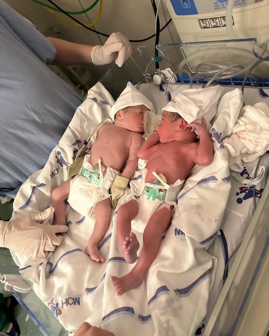 Meus meninos chegaram &hearts;️ 27/11/2023  34 semanas e 3 dias  &Aacute;lvaro  2.356g  45cm  14:08   Ant&ocirc;nio  2.090g 44cm<a href="/tag/ficaanapaula"class="tags"><span>#ficaanapaula</span></a>