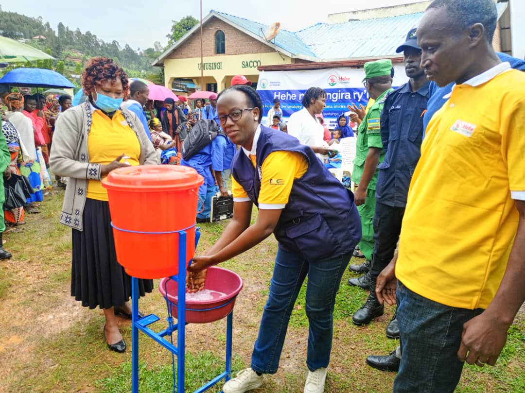 NgororeroDistr's tweet photo. 4. Buri muturage  yihaye intego igira iti: "SINZIGERA NGIRA IGWINGIRA MU RUGO RWANJYE."
Igikorwa cyatangijwe na VM Asoc @MukunduhirweBe ari kumwe n'intumwa ya @RBCRwanda Mme UWITONZE Césarie , DG w'Ibitaro bya Muhororo Dr.William NAMANYA, n'abajyanama b'ubuzima. https://t.co/FPEhzpOn9H