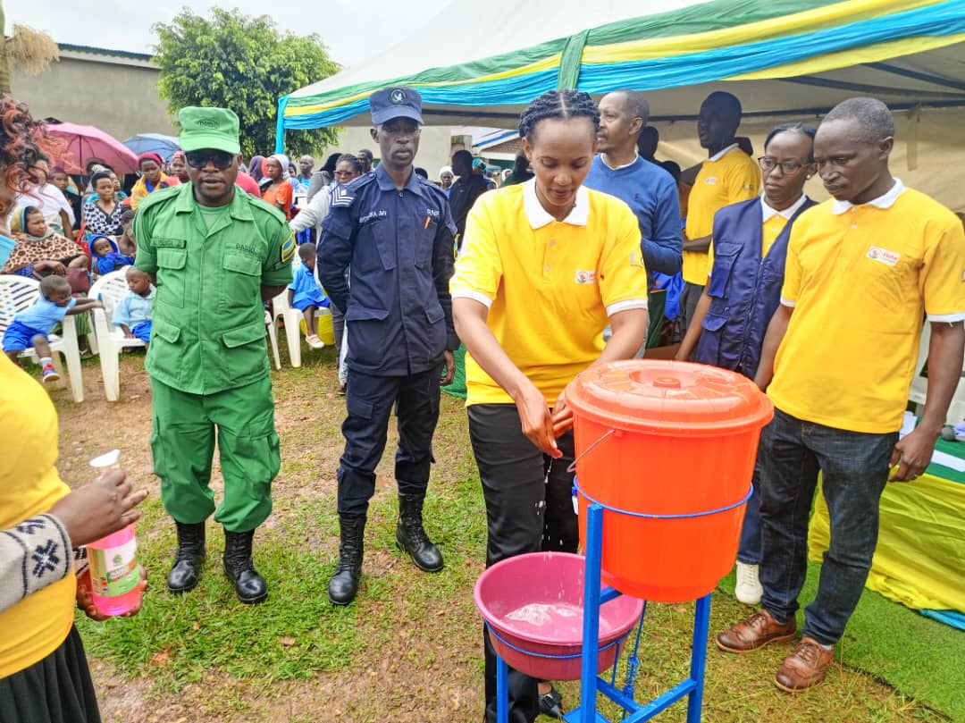 NgororeroDistr's tweet photo. 4. Buri muturage  yihaye intego igira iti: "SINZIGERA NGIRA IGWINGIRA MU RUGO RWANJYE."
Igikorwa cyatangijwe na VM Asoc @MukunduhirweBe ari kumwe n'intumwa ya @RBCRwanda Mme UWITONZE Césarie , DG w'Ibitaro bya Muhororo Dr.William NAMANYA, n'abajyanama b'ubuzima. https://t.co/FPEhzpOn9H