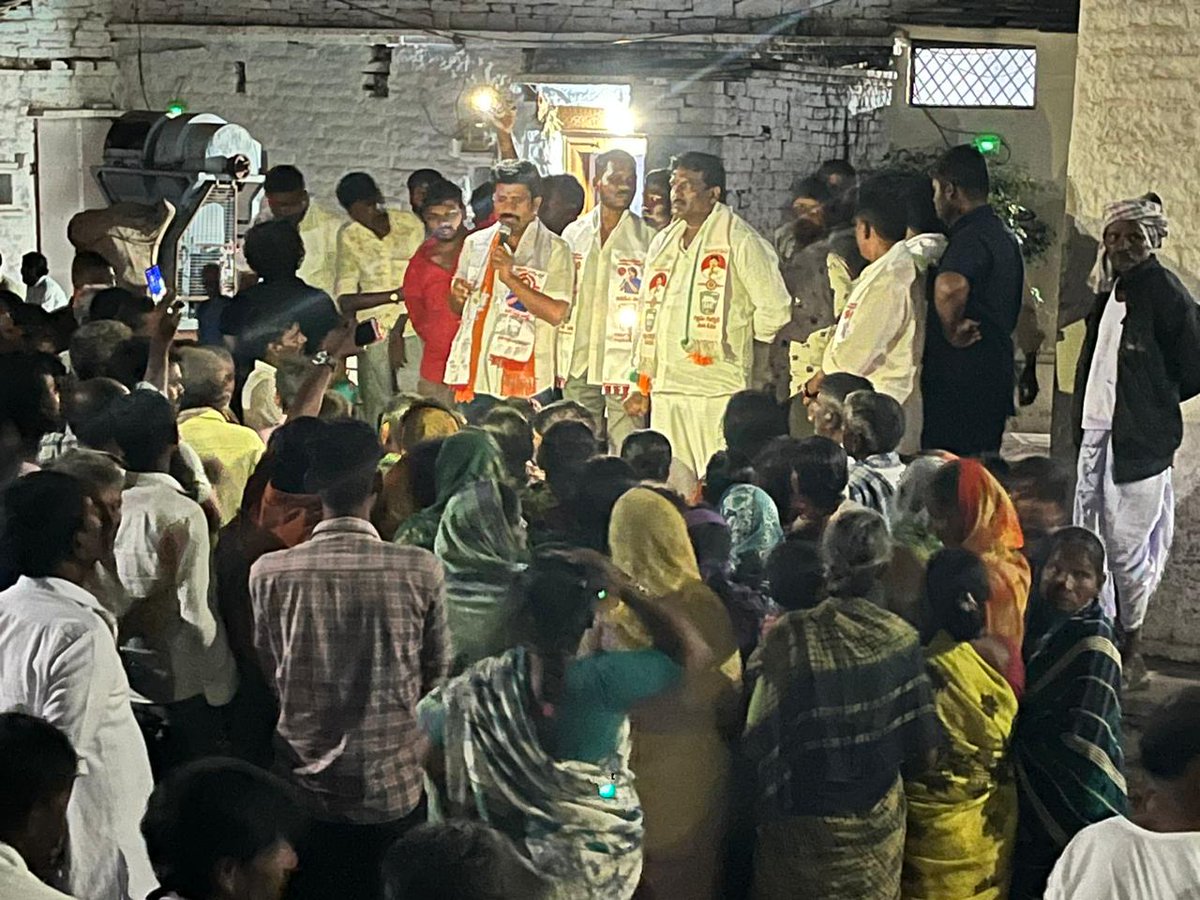 JSPTelangana's tweet photo. నేడు తాండూరు నియోజకవర్గం బషీరాబాద్ మండలం ఎక్మాయి గ్రామం జరిగిన సభలో పాల్గొనిన జనసేన బీజేపీ ఉమ్మడి అభ్యర్ది శ్రీ నేమూరి శంకర్ గౌడ్ గారు ,బీజేపీ జిల్లా ప్రధాన కార్యదర్శి రమేష్ కుమార్ గారు,జనసేన పార్టీ ముఖ్య నాయకులు ఆకుల రవీందర్ గారు  మరియు బోయిని అమరేష్ గారు....ఎక్మాయి గ్రామం. జనసైనికులు శ్రీకాంత్ ,సంతు, నరేష్  మరియు గ్రామం లోని  పెద్దలు మహిళలు పాలుగొని సభను విజయవంతం చేసారు