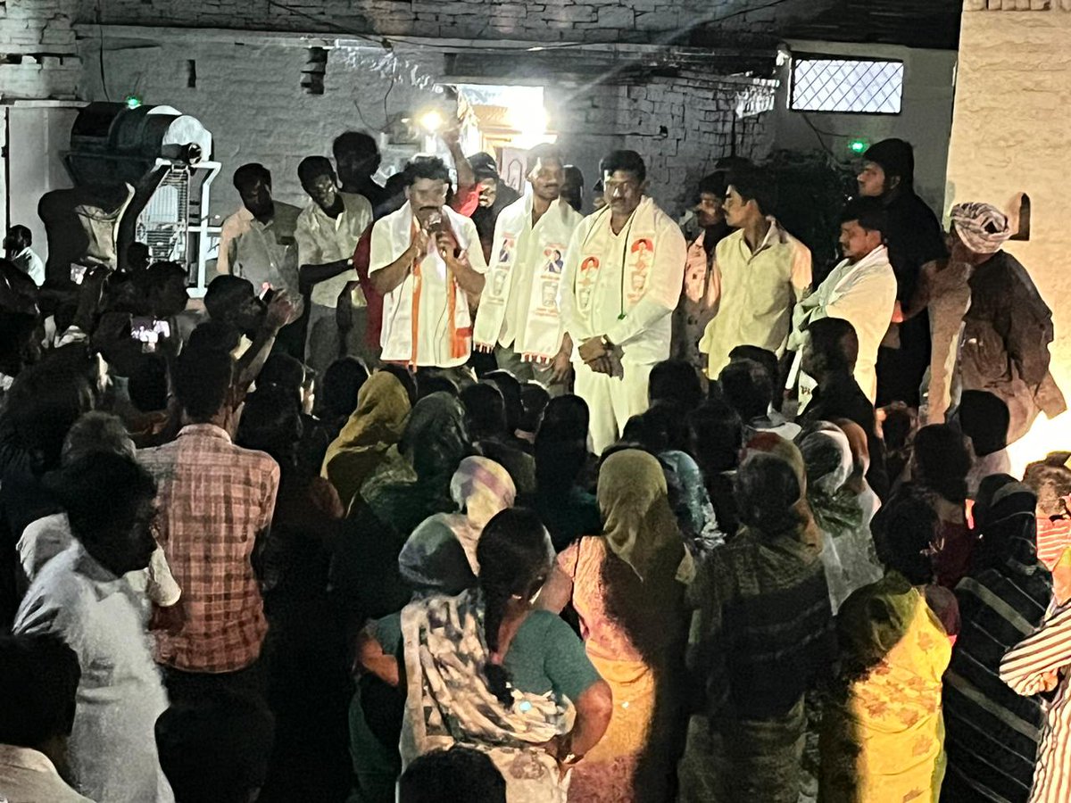 JSPTelangana's tweet photo. నేడు తాండూరు నియోజకవర్గం బషీరాబాద్ మండలం ఎక్మాయి గ్రామం జరిగిన సభలో పాల్గొనిన జనసేన బీజేపీ ఉమ్మడి అభ్యర్ది శ్రీ నేమూరి శంకర్ గౌడ్ గారు ,బీజేపీ జిల్లా ప్రధాన కార్యదర్శి రమేష్ కుమార్ గారు,జనసేన పార్టీ ముఖ్య నాయకులు ఆకుల రవీందర్ గారు  మరియు బోయిని అమరేష్ గారు....ఎక్మాయి గ్రామం. జనసైనికులు శ్రీకాంత్ ,సంతు, నరేష్  మరియు గ్రామం లోని  పెద్దలు మహిళలు పాలుగొని సభను విజయవంతం చేసారు