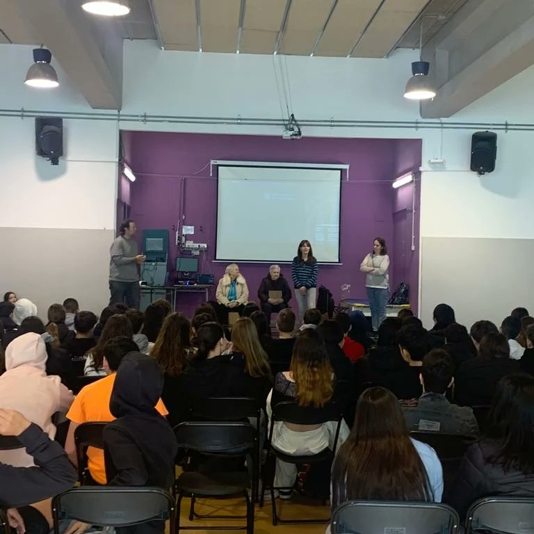 INSDperramon's tweet photo. Dins del marc del servei comunitari de l'institut, el passat divendres 24 va tenir lloc la fira d'entitats d'Arenys de Munt a l'institut Domènec Perramon, organitzada per la comissió de projectes de 3r i 4t d'ESO. https://t.co/dXmsfjJGkA