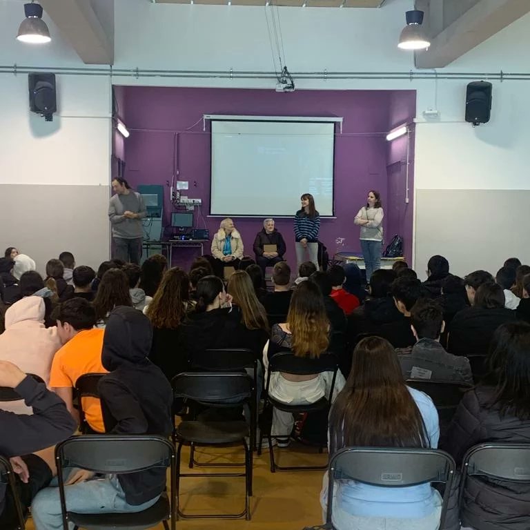 INSDperramon's tweet photo. Dins del marc del servei comunitari de l'institut, el passat divendres 24 va tenir lloc la fira d'entitats d'Arenys de Munt a l'institut Domènec Perramon, organitzada per la comissió de projectes de 3r i 4t d'ESO. https://t.co/dXmsfjJGkA