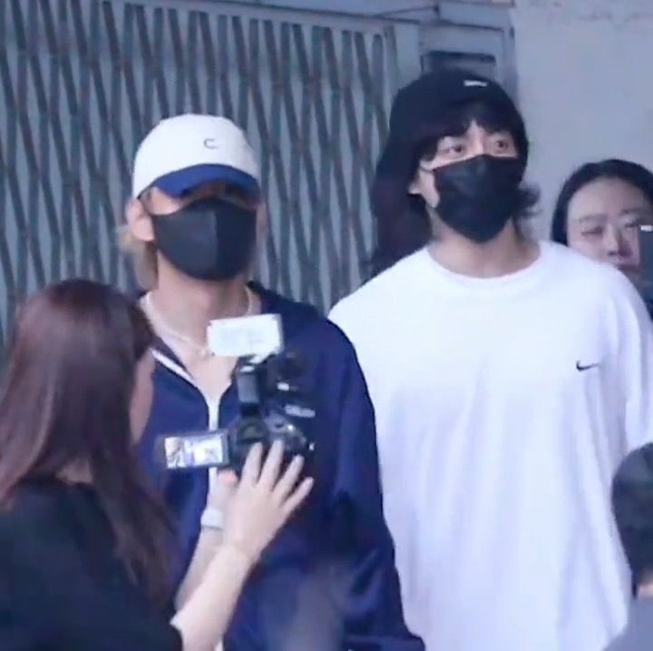 taekookfavchild's tweet photo. something about them simply standing next to eo 🛐 https://t.co/5K4VRCqhkc