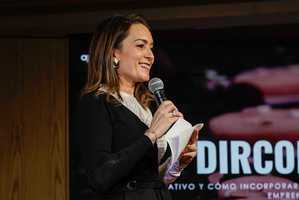 DircomCyL's tweet photo. Laura Garrido (@appletreeagency) nos habla del relato corporativo y cómo incorporarlo a la identidad visual en la jornada "Bienvenidos a la era de la imagen" incluida en la campaña  de @DircomSpain "Comunicación, autónomos y emprendedores". Presenta nuestra presi @anacarreterort https://t.co/R8IVZFkZfh
