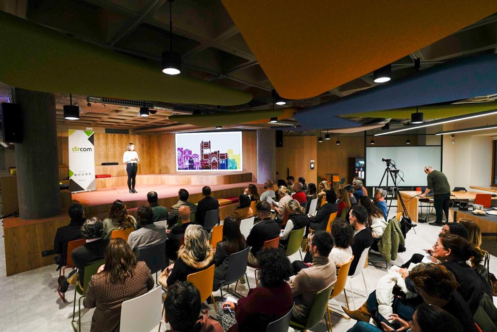 DircomCyL's tweet photo. Laura Garrido (@appletreeagency) nos habla del relato corporativo y cómo incorporarlo a la identidad visual en la jornada "Bienvenidos a la era de la imagen" incluida en la campaña  de @DircomSpain "Comunicación, autónomos y emprendedores". Presenta nuestra presi @anacarreterort https://t.co/R8IVZFkZfh
