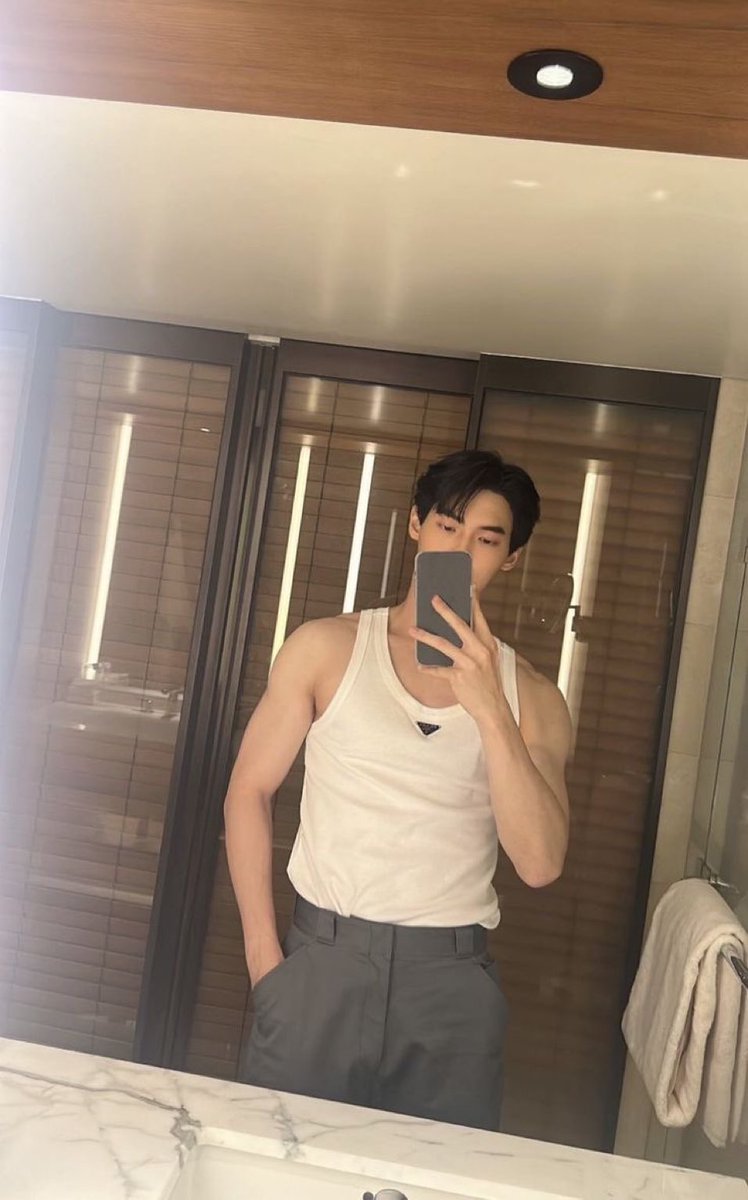 yourbaewin's tweet photo. https://t.co/5hVs0VaCSA