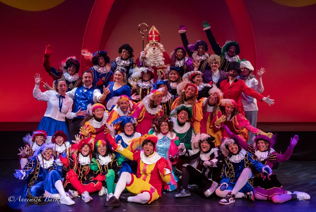 FAKLumen's tweet photo. #Sinterklaas  Teejaater Sjoow!
Ook dit jaar weer één groot feest op 24 tm 26 nov '23 in het @ccjanvanbesouw  in @gemeente_goirle. Maar liefst 7 shows met zang, dans en springende Pieten. Leden van F.A.K. Lumen maakten foto’s van dit succesvol #spektakel van de TAGO-theatergroep. https://t.co/Qryspi3KAq