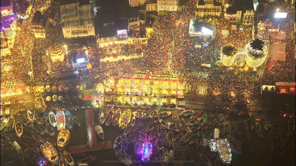 BJP4India's tweet photo. भव्य, दिव्य, अद्भुत काशी!

देव दीपावली के अवसर पर जगमगा उठी बाबा विश्वनाथ की नगरी। https://t.co/tFgXrggaWA