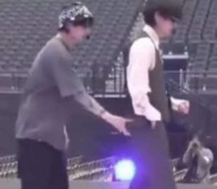gk5_singularity's tweet photo. La costumbre 🥺 

#taekook #taehyung #jungkook https://t.co/aDOZWPgpiL