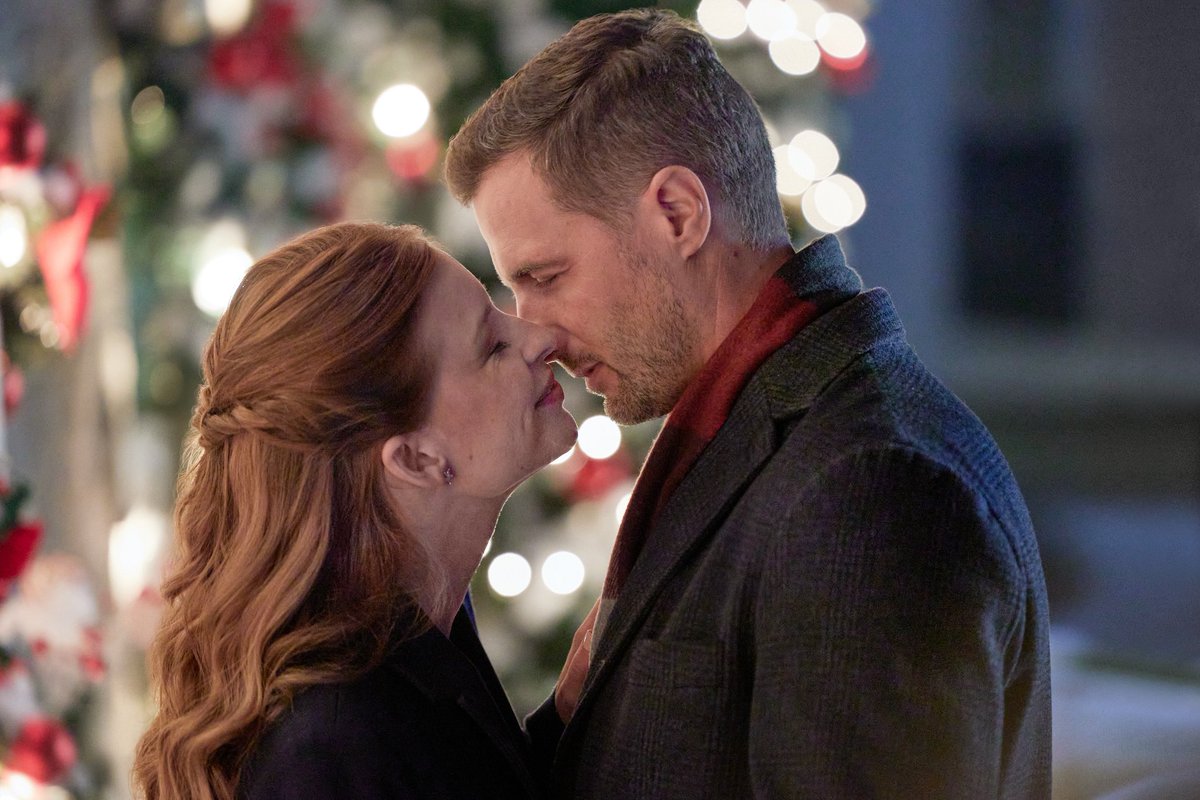 chesapeake_tv's tweet photo. Paul &amp; Maddy and Taylor &amp; Jeremy❤️ Who here would like a sequel?

#ASeasonForFamily #Chessies @hallmarkmovie @BrendanJPenny @StaceyFarber @JessicaRSipos

📸: Hallmark Media https://t.co/eU5maOcnmS