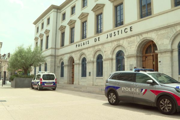 F_Desouche's tweet photo. "Violences" de l' "ultra-droite" à Romans-sur-Isère ce week-end : un an de prison ferme avec maintien en détention requis pour cinq des six prévenus. Le casier judiciaire de cinq des six prévenus est vierge https://t.co/9e2BA7zJjr https://t.co/hdeqngPIGD