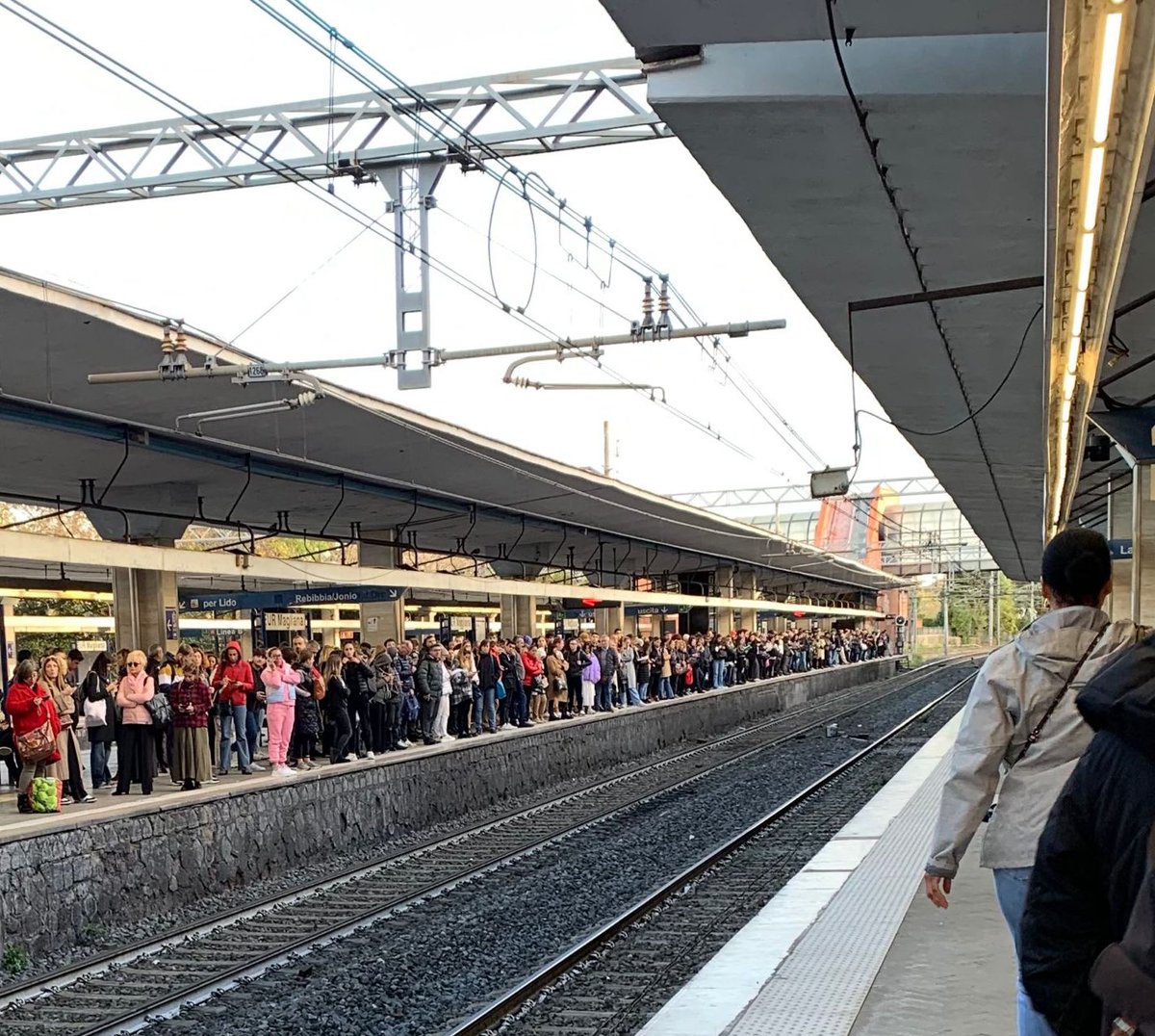 sendingarrow's tweet photo. #Atac sostiene che รจ tutto regolare
https://t.co/K5thyPB39y
ma le persone in attesa del carro bestiame della Metro B come ogni mattina sono pronte al tragitto. Stazione Metro Eur Magliana #Eurmagliana #Roma #MetroB #MetroRoma #RomaEur https://t.co/NGHQRALawN