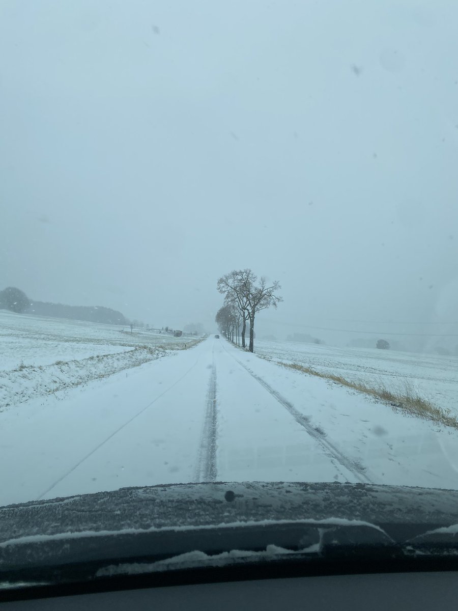 OrtLeit's tweet photo. Schnee Chaos im Westerwald :p https://t.co/Muc2UCnEHP