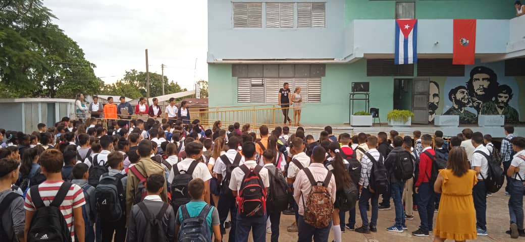 En nuestro centro el 8vo3  realizó un matutino especial dedicado al fusilamiento de los 8 estudiantes de Medicina. Ocho jóvenes son condenados a muerte, incluyendo a tres escogidos al azar, símbolo máximo de la injusticia. 
#CubaMined 
#PinardelRio
#opjmmantua